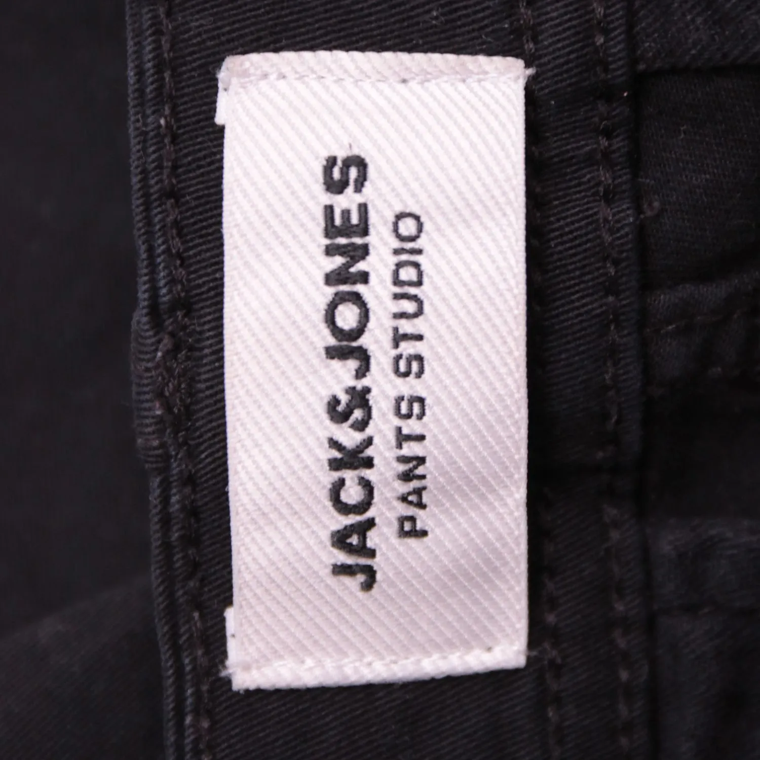 Чёрные брюки карго JACK & JONES с накладными карманами, размер 48 (M)