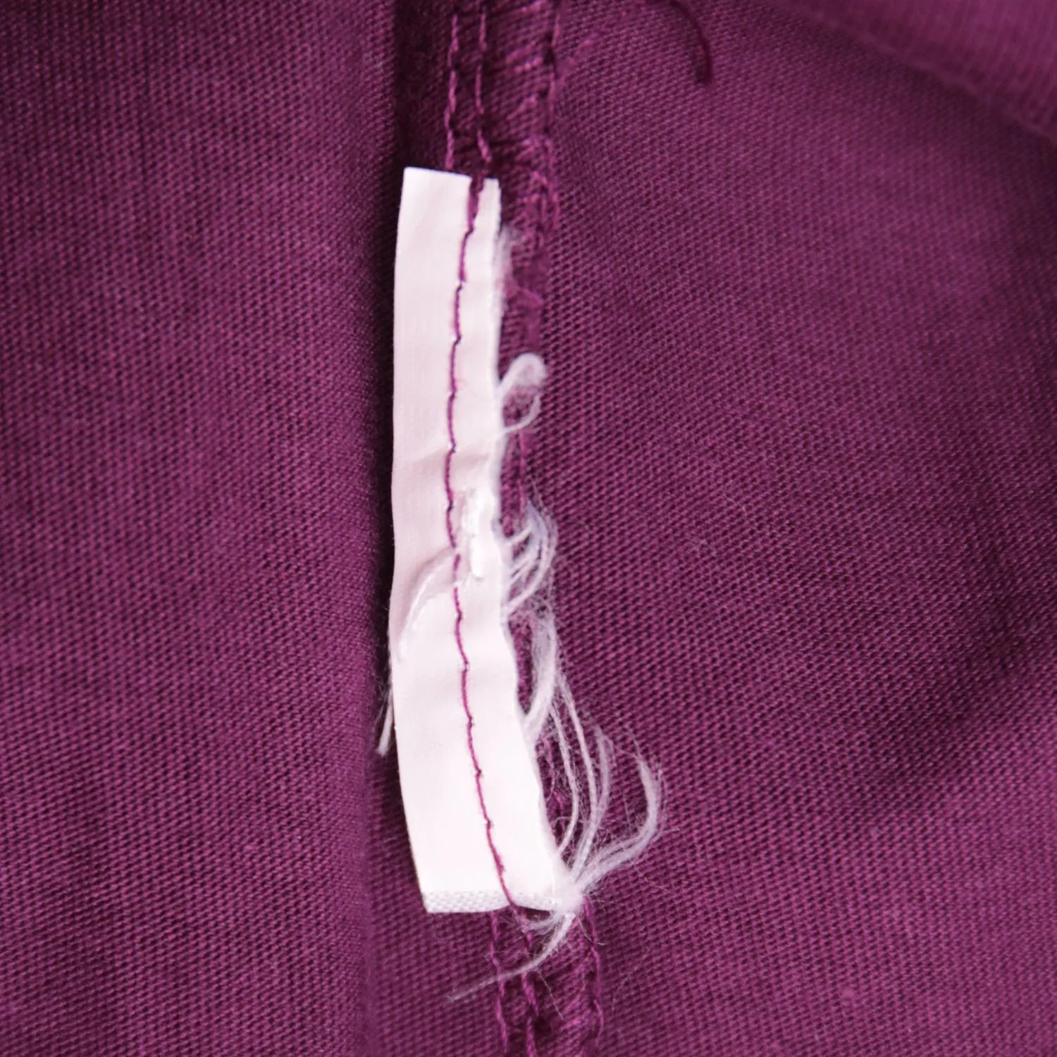 Бордовая женская футболка с блестящей надписью, размер 48 (L)